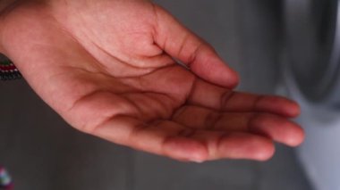 Traş Köpüğü Etnik Avuçlara Baskı Yapıyor - Yakın plan