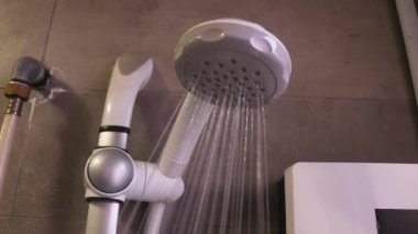  Sızdıran bir duş başlığı - Kapatılıyor