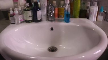 Solaryum Elleri Sabunla Yıkama - Önden Görünüm