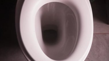 Sifonu çekildikten sonra klozet suyla dolu. 