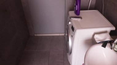 Çamaşır Makinesi Müslüman Kadın Tarafından Açıldı - Yüksek Açı