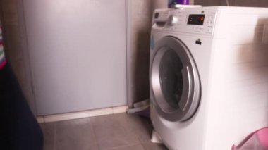 Çamaşır Makinesi Zaman Durduktan sonra Müslüman Kadın tarafından Açılıyor