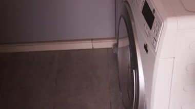  Çamaşır Makinesi, Bisiklet Bittikten Sonra Müslüman Kadın Tarafından Açılıyor