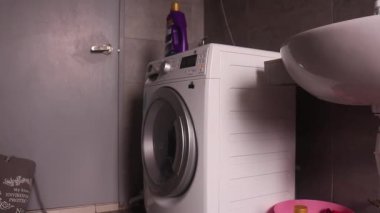 Çamaşır Makinesi Zamanlama Biterken Hafifçe Sarsılıyor.