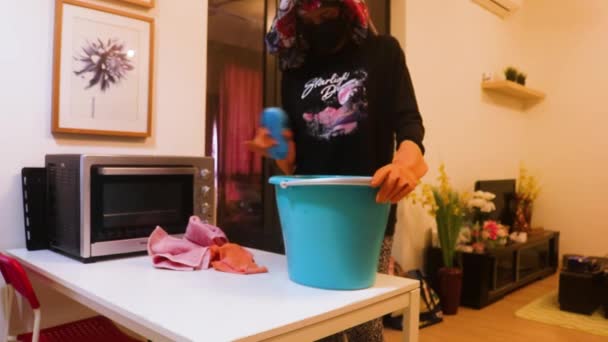 由一名少数民族妇女安排的清洁用品 — 图库视频影像