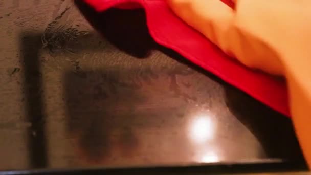 Кофейный Столик Вытирают Тканью Перчатками — стоковое видео