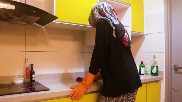Comptoir Étant Essuyé Avec Tissu Par Dame Musulmane — Video