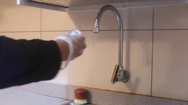 Couverts Étant Rincés Par Femme Avec Des Gants Sur — Video