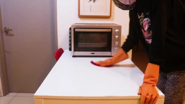 Mesa Cena Que Limpia Con Paño Rojo Por Mujer — Vídeo de stock