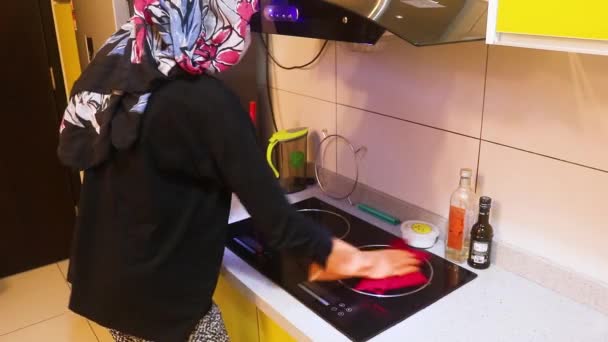 Cuisinière Électrique Essuyée Avec Tissu Rouge Par Une Femme Ethnique — Video