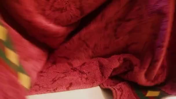 Έθνικ Γυναίκα Πτυσσόμενα Χρωματιστά Πετσέτες Ένα Τραπέζι Pov — Αρχείο Βίντεο