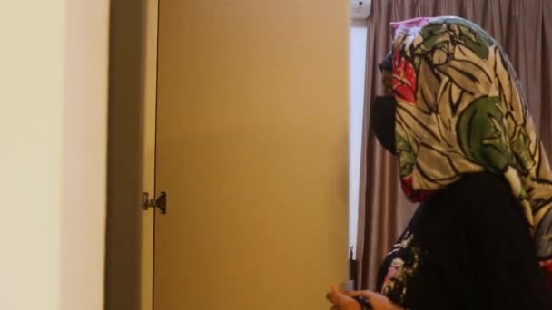 Etnisk Kvinna Hängande Kläder Garderob Sidovy — Stockvideo