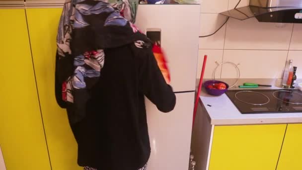 Холодильник Очищається Маскою Жінкою — стокове відео