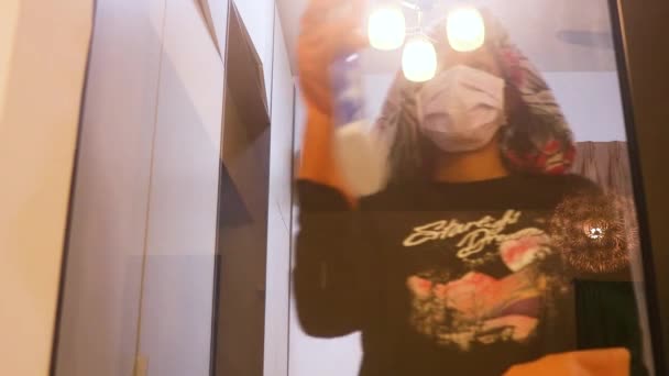 ガラス窓は仮面の女性によって拭かれる — ストック動画