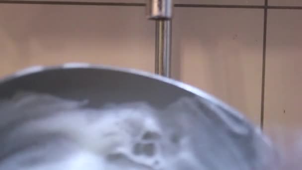 Жінка Рукавичках Миття Брудних Посуду Вдома — стокове відео