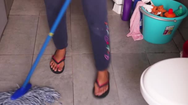 Plancher Salle Bains Avec Eau Faire Broyer Par Femme Vue — Video