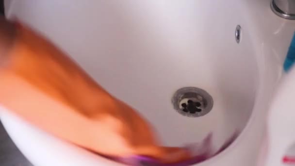 民族の女性によって洗浄されている解決策とバスルームのシンク — ストック動画
