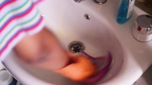 民族の女性によって洗浄されている解決策とバスルームのシンク — ストック動画