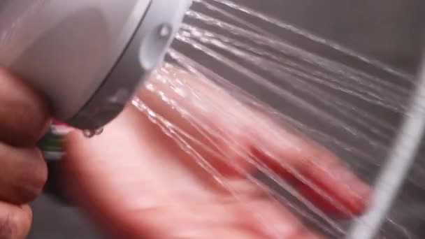 Etniczne Przełączanie Rąk Prysznic Kran Włączanie Wyłączanie Zbliżenie — Wideo stockowe