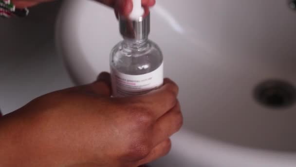 Etnis Tangan Menggunakan Skincare Dropper Dan Menerapkannya — Stok Video