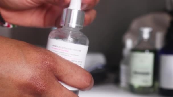 Etnis Tangan Menggunakan Skincare Dropper Dan Menggunakannya Closeup — Stok Video