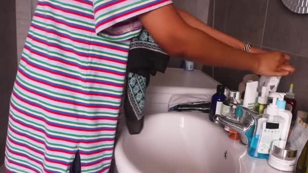 Mujer Étnica Recibiendo Almohadillas Algodón Cuidado Piel Vista Lateral — Vídeos de Stock