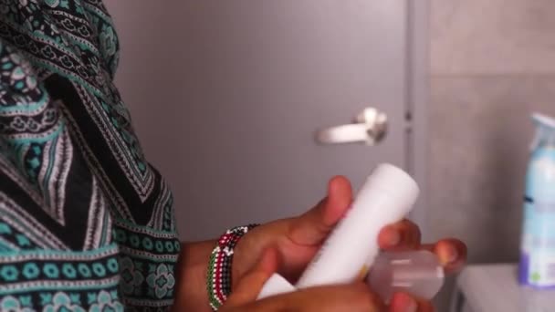 Ethnische Frau Bekommt Deo Und Benutzt Seitenansicht — Stockvideo