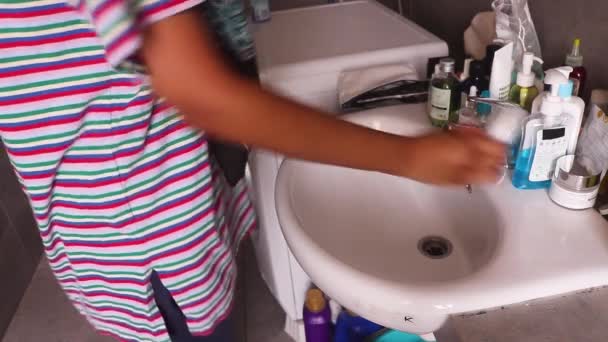 Femme Ethnique Obtenir Déodorant Naufrage Utiliser — Video