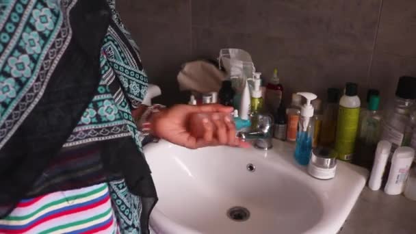 Etnisk Kvinna Sprutar Parfym Sina Kläder — Stockvideo