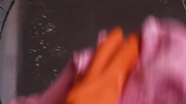 手袋をはめた手で洗浄液を拭くミラー — ストック動画