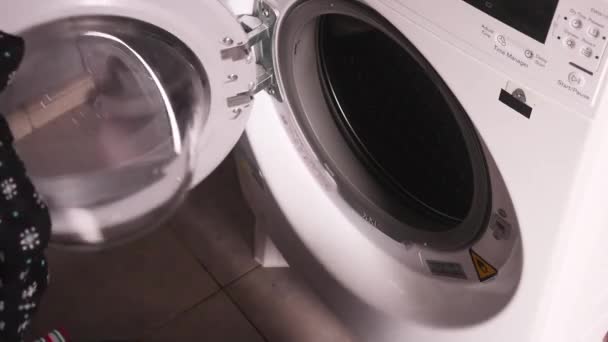 Mulher Muçulmana Fechando Porta Máquina Lavar Deixando Fechar — Vídeo de Stock
