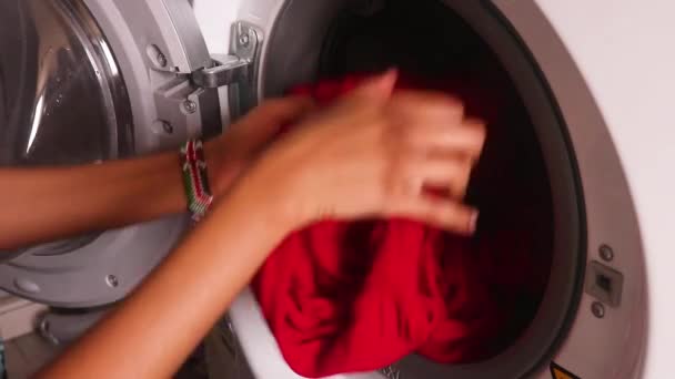 Femme Musulmane Prenant Des Vêtements Humides Sur Machine Laver Gros — Video