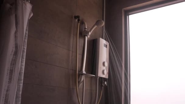Sprcha Hlava Vylévání Teplé Vody Nízký Úhel — Stock video
