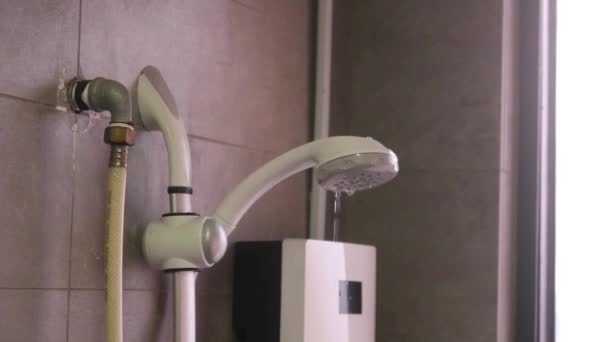 Kepala Mandi Dengan Masalah Leaking Sedang Diaktifkan — Stok Video