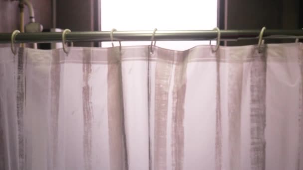 Alguien Abriendo Las Cortinas Ducha Baño — Vídeos de Stock