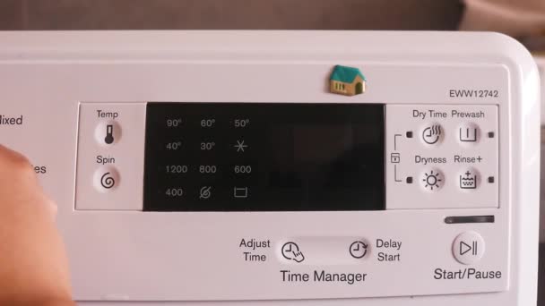 Handmatig Aanpassen Van Wasmachine Modus — Stockvideo