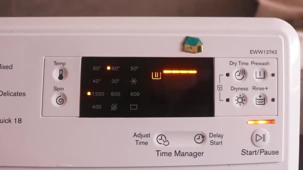 Mão Ajustando Modo Máquina Lavar — Vídeo de Stock