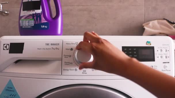 手动调节洗衣机模式 — 图库视频影像