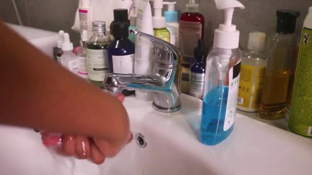 Savon Laver Les Mains Bronzées Lavabo Salle Bains Vue Latérale — Video