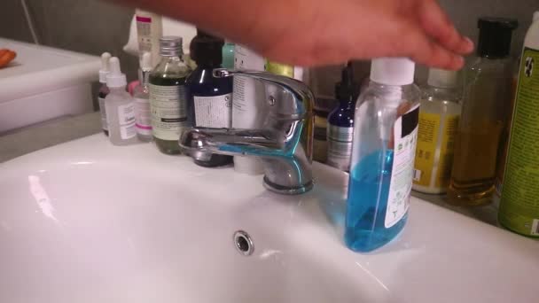 青石鹸で手を洗う日焼けした手 サイドビュー — ストック動画