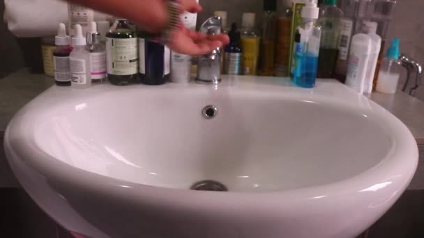 Mulher Bronzeada Lavando Mãos Lavatório Banheiro Vista Frontal — Vídeo de Stock