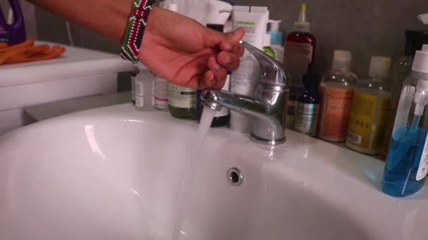 日焼けした女性はバスルームで手を洗うシンク サイドビュー — ストック動画