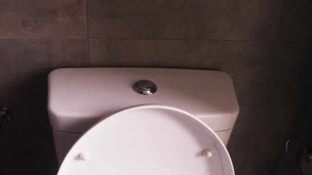 Tuvalet Temizleme Düğmesi Eldivenli Biri Tarafından Basılıyor — Stok video