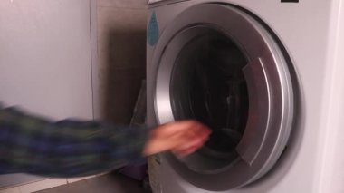 Boş Çamaşır Makinesinin Kapısını Açan Kadın - Kapanış