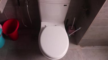 Tuvalet temizleyen kadın.