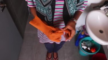 Turuncu Temizlik Eldiveni Giyen Kadın