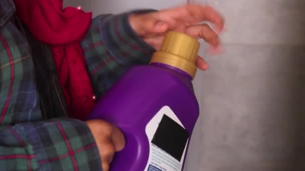 Mujer Llena Taza Medición Con Detergente Lavado — Vídeos de Stock