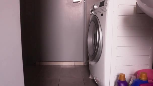 睡衣妇女打开洗衣机门 从侧面看 — 图库视频影像