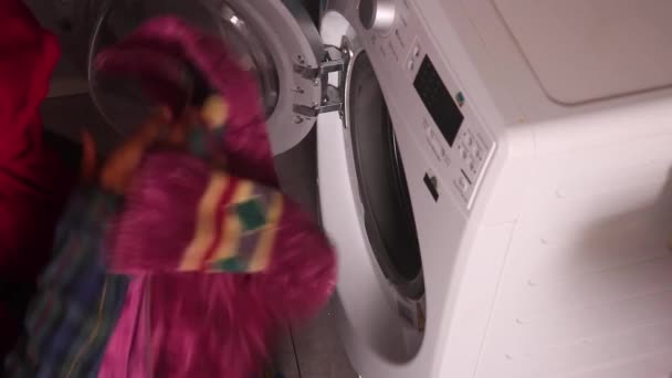 Femme Met Des Vêtements Dans Machine Laver Angle Élevé — Video