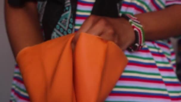 Mujer Poniéndose Guantes Limpieza Naranja — Vídeo de stock